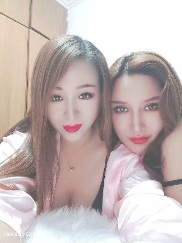 同时双飞两个妖艳货色